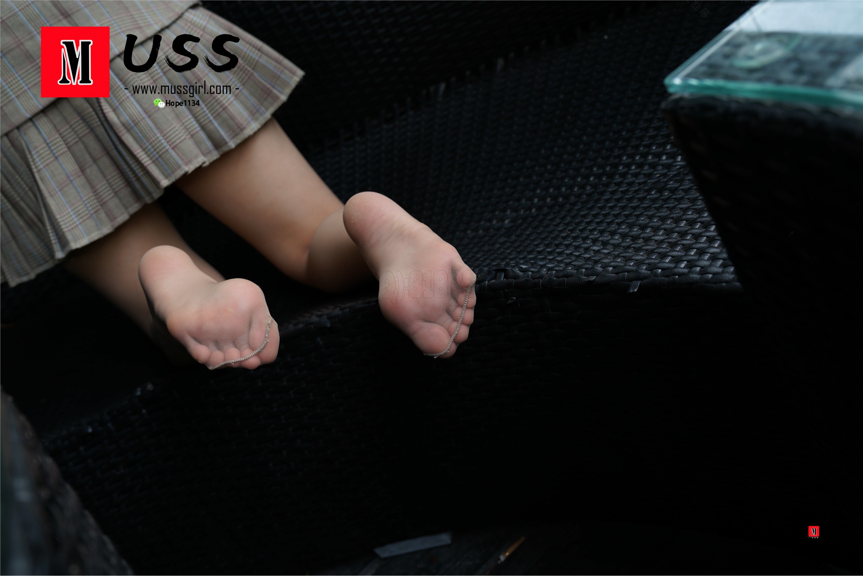 MussGirl慕丝女郎  NO.008 拍过模特的美足，那化妆师璐璐的呢？